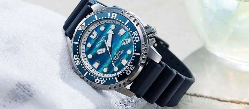 Een blauw Citizen Eco-Drive duikhorloge met rubberen band.