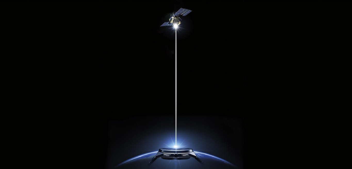 Satelliet die een laserstraal naar een basisstation op aarde in de ruimte straalt.