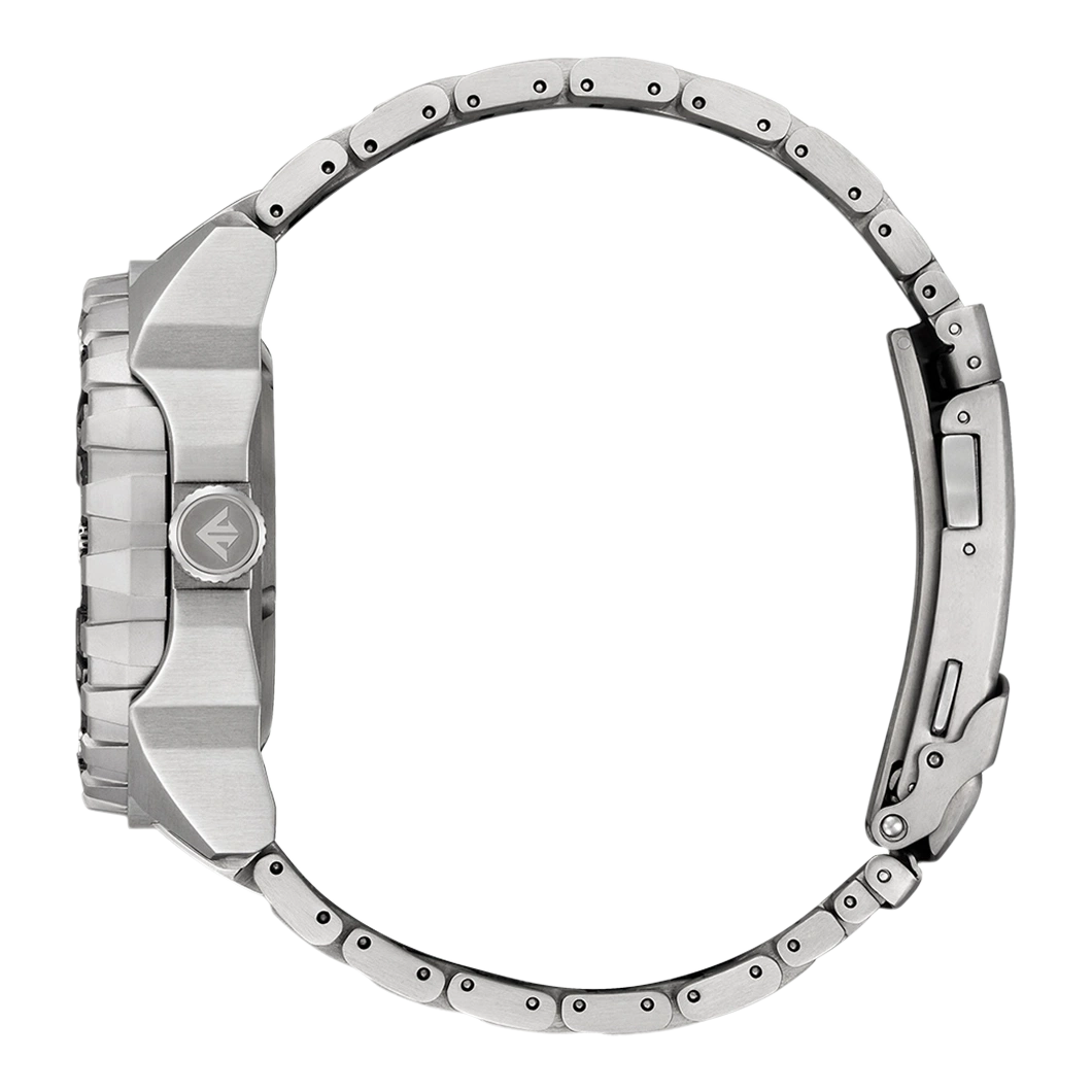 Zijaanzicht van een zilveren horloge met een metalen band en een ronde wijzerplaat.