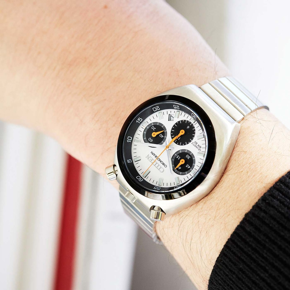 Een close-up van een Citizen chronograaf horloge om een pols.
