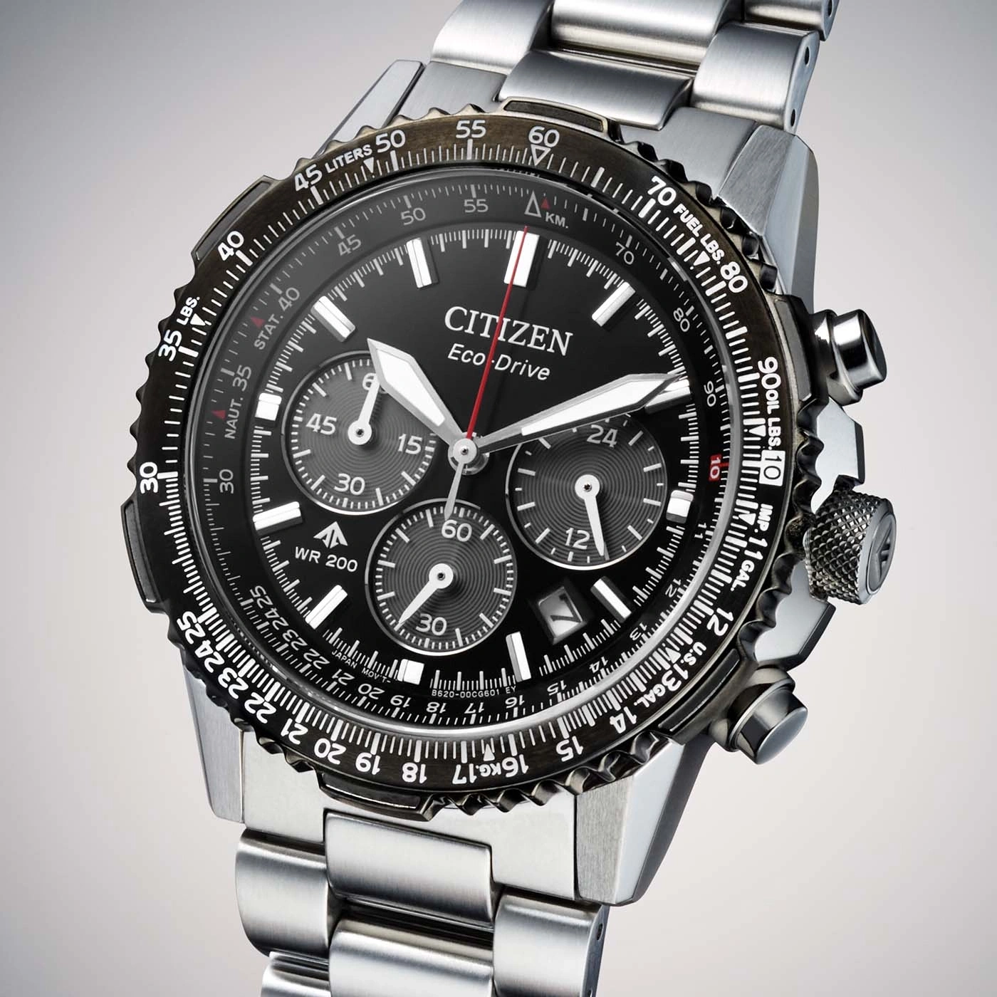 Close-up van een Citizen Eco-Drive chronograaf horloge met zwarte wijzerplaat en roestvrijstalen band.