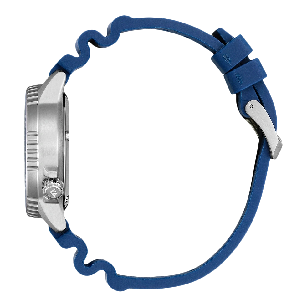 Zijaanzicht van een blauw horloge met een zilveren kast en blauwe band.