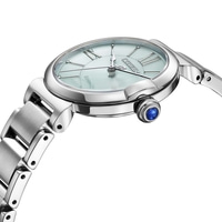 Close-up van een zilveren Citizen Eco-Drive horloge met een lichtblauwe wijzerplaat en Romeinse cijfers.