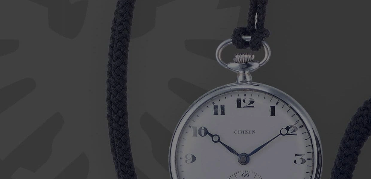 Close-up van een Citizen zakhorloge met een zwart koord, elegant en vintage.
