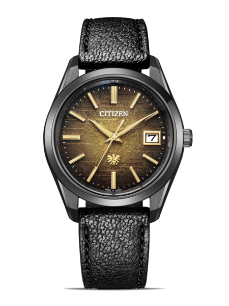 Citizen horloge met zwarte leren band en gouden accenten op groene achtergrond