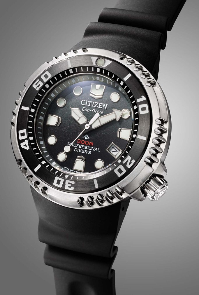 Close-up van een Citizen Eco-Drive professioneel duikhorloge met zwarte wijzerplaat en band.