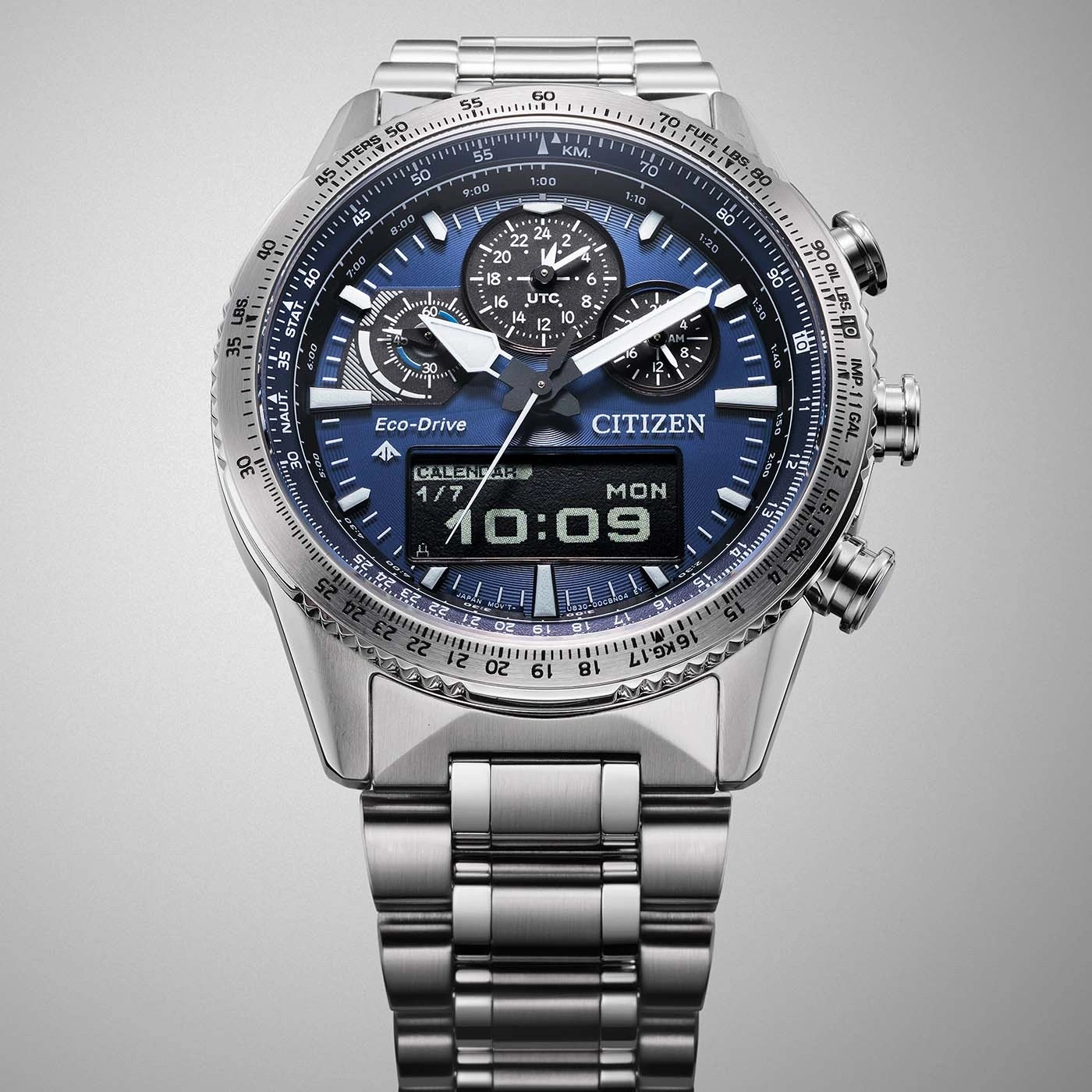 Citizen horloge met blauwe wijzerplaat, kalender en meerdere wijzerplaten, roestvrijstalen band.