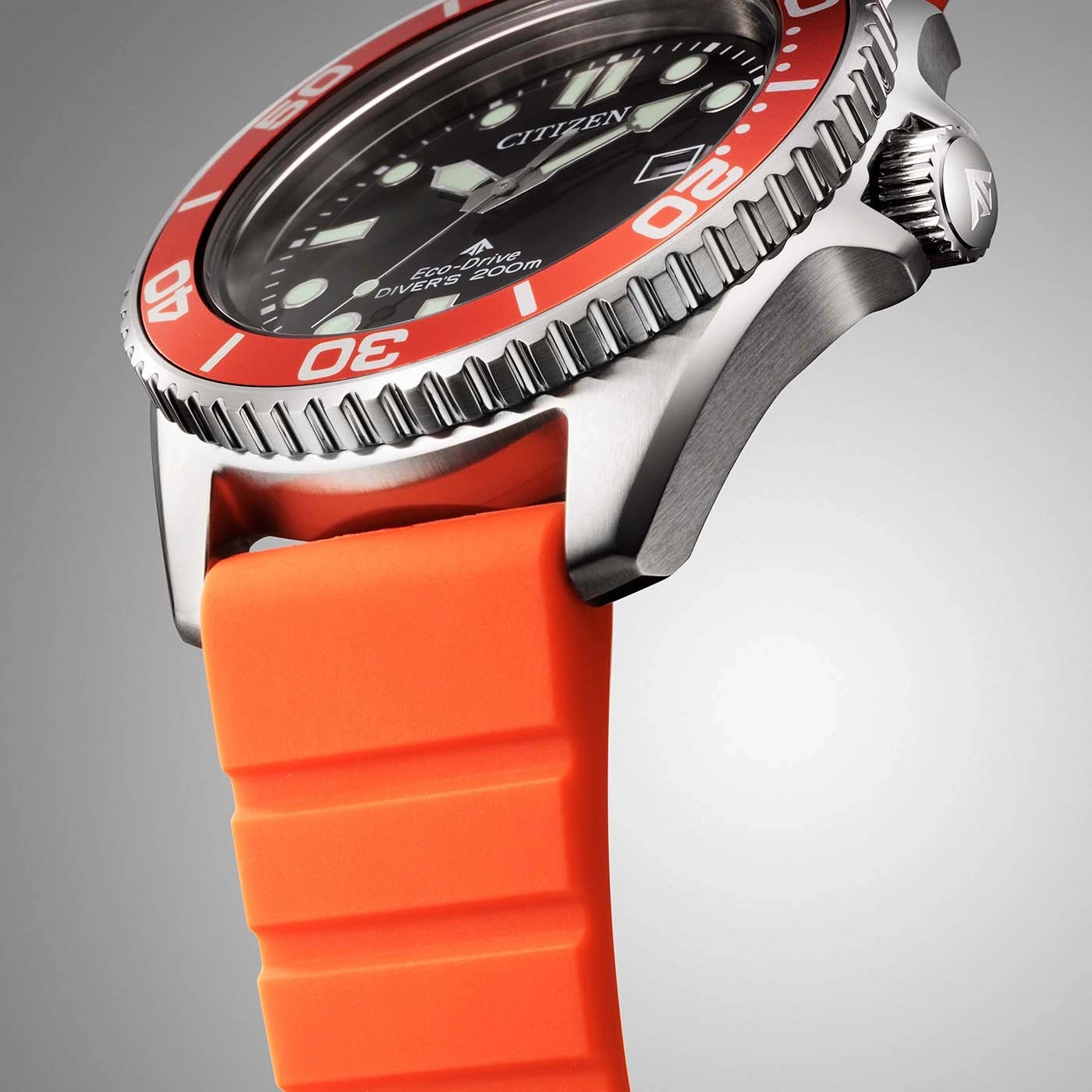 Close-up van een Citizen Eco-Drive duikhorloge met oranje band.