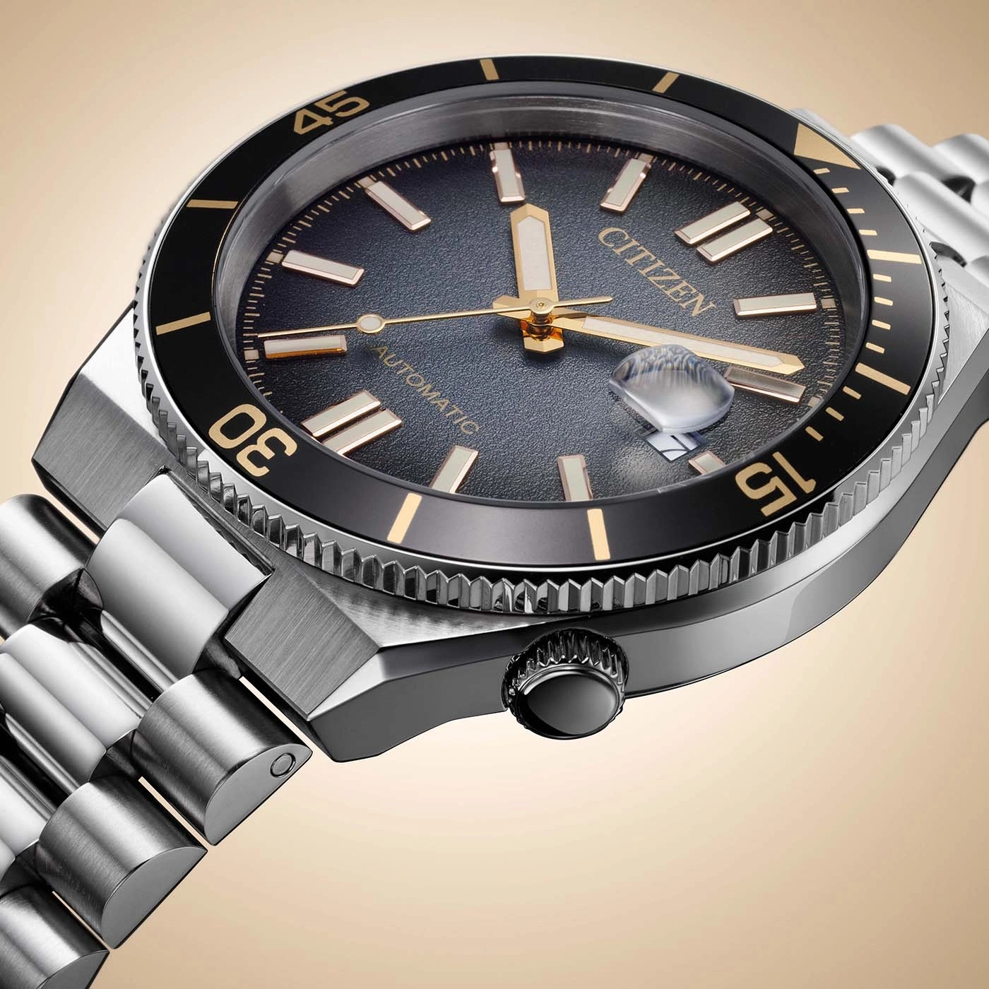 Close-up van een Citizen automatisch horloge met een zwarte wijzerplaat en gouden accenten.
