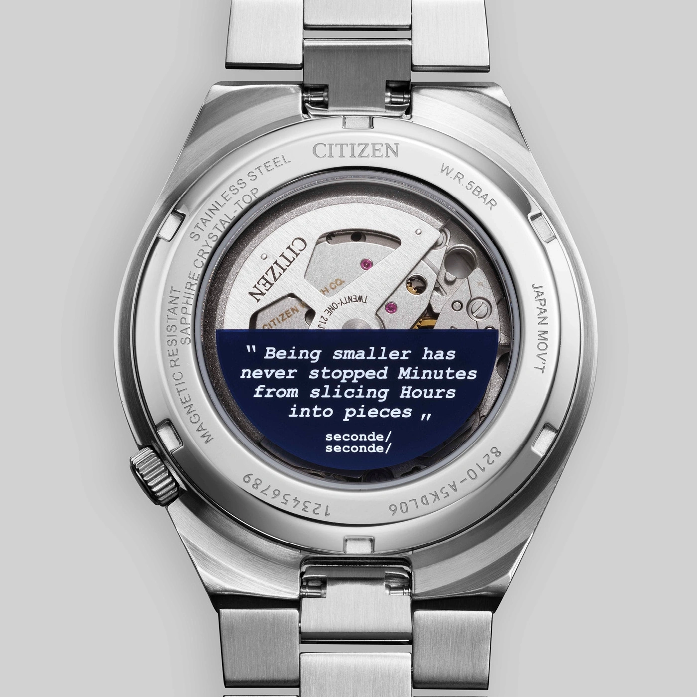 Achterkant van een Citizen horloge met een citaat over tijd.