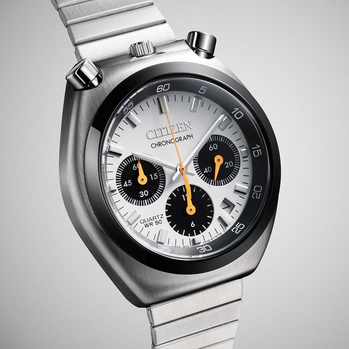 Close-up van een zilveren Citizen chronograaf horloge met een witte wijzerplaat en zwarte sub-wijzerplaten.