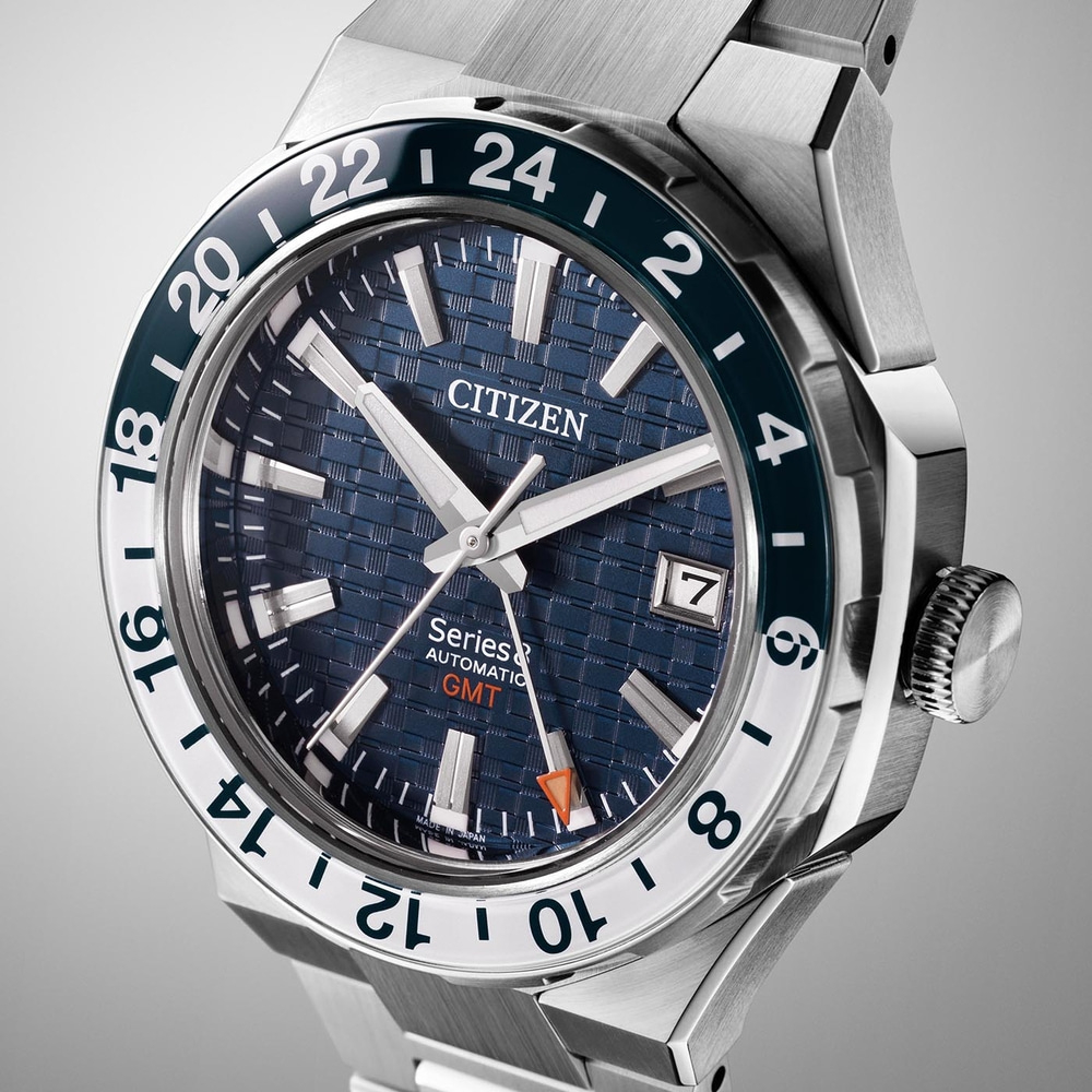 Citizen horloge met blauwe wijzerplaat, witte wijzers en GMT-ring.