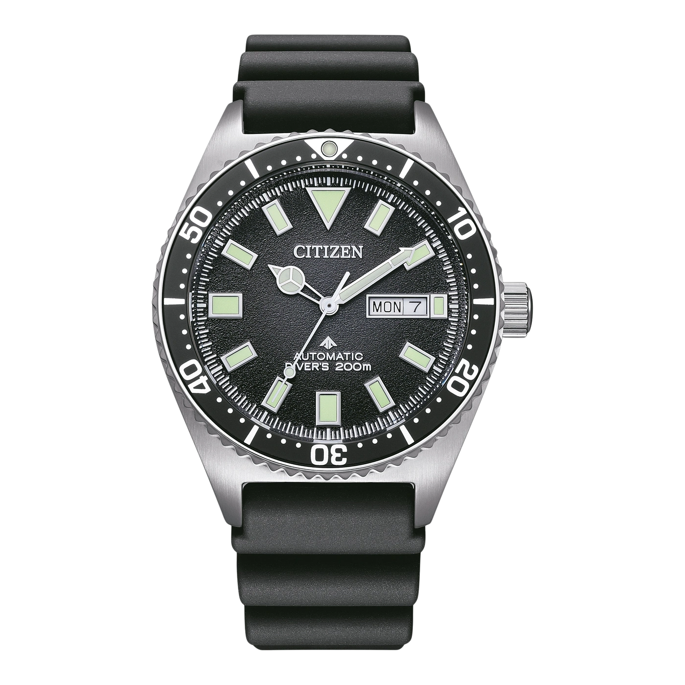 Citizen horloge met zwarte wijzerplaat en rubberen band, waterdicht.