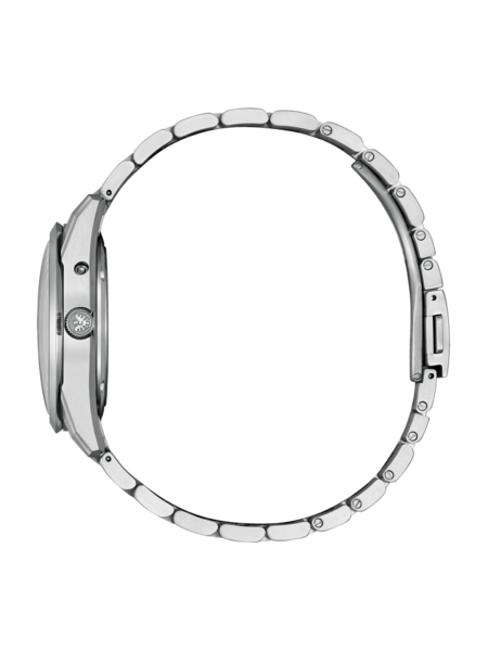 Zijaanzicht van een zilveren polshorloge met metalen band op groene achtergrond.