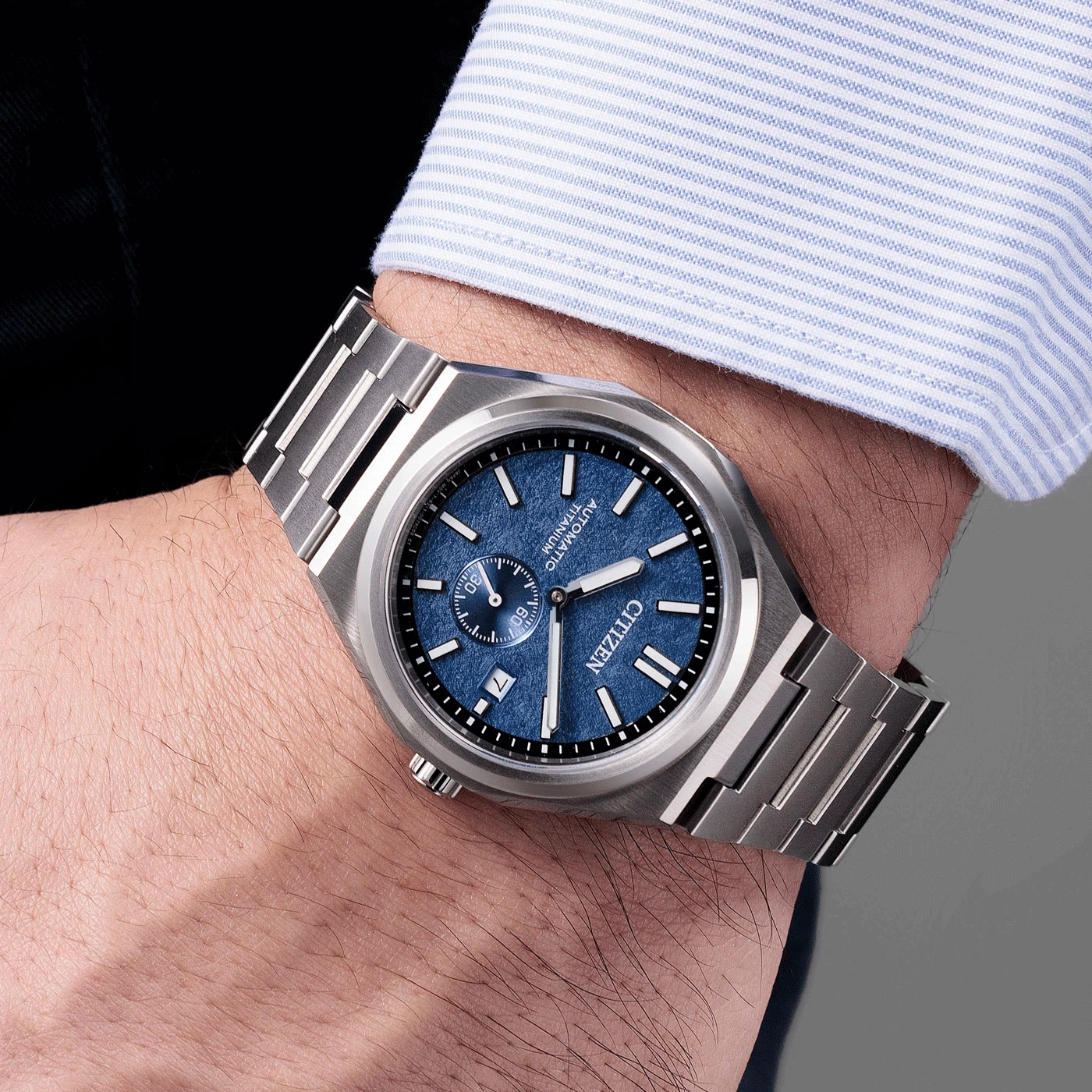 Citizen horloge om de pols, blauwe wijzerplaat, titanium, automatisch, close-up