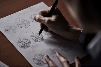 Close-up van een persoon die horlogeontwerpen op papier schetst met een pen.