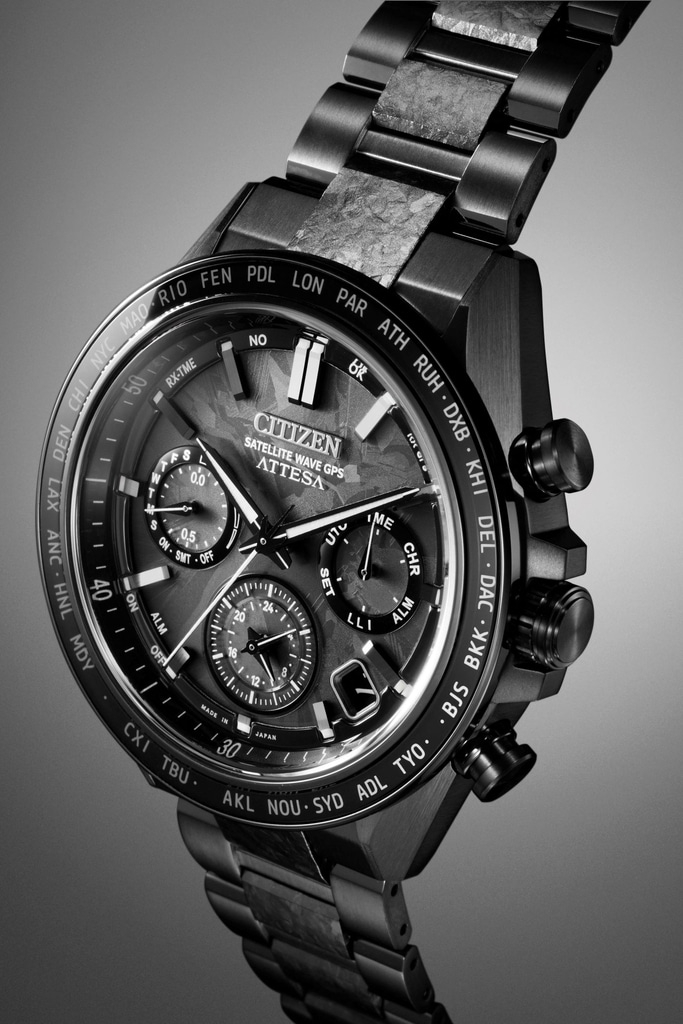 Close-up van een Citizen Attesa horloge met zwarte metalen band en wijzerplaat.