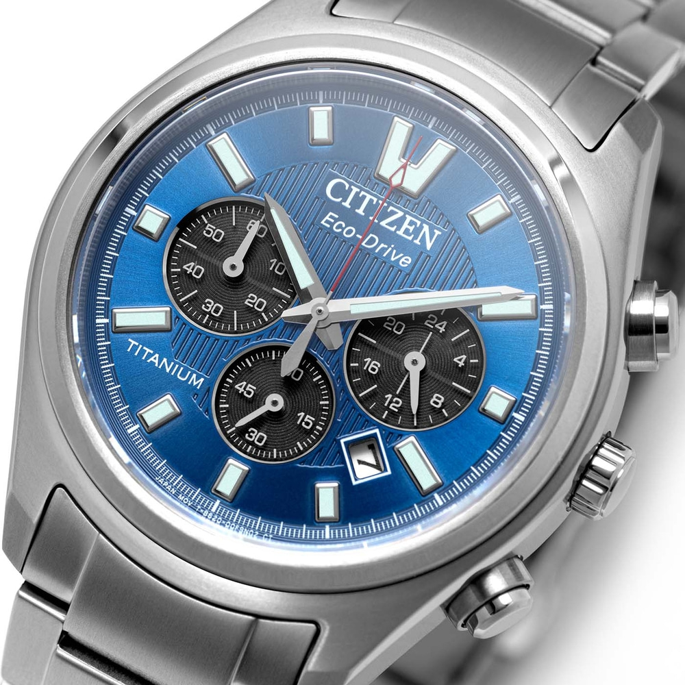 Close-up van een blauw Citizen Eco-Drive titanium horloge
