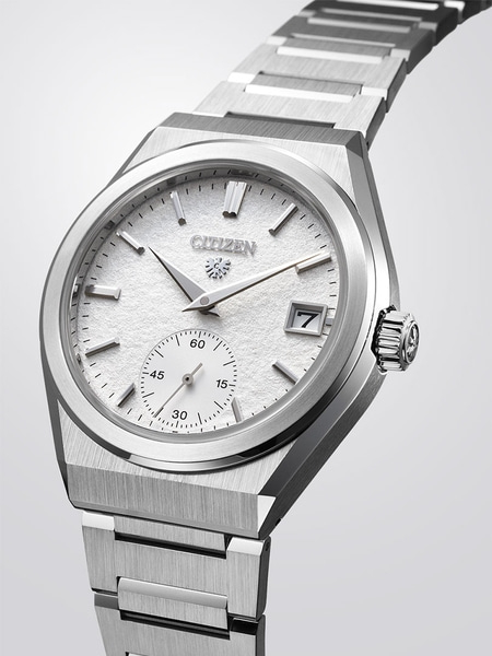 Citizen-Uhr mit weißem Zifferblatt und silbernem Armband, elegantes Design.