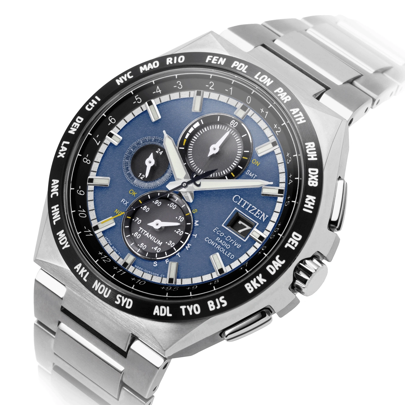 Citizen horloge met blauwe wijzerplaat, titanium, radiogestuurd, tijdzones en datumweergave.