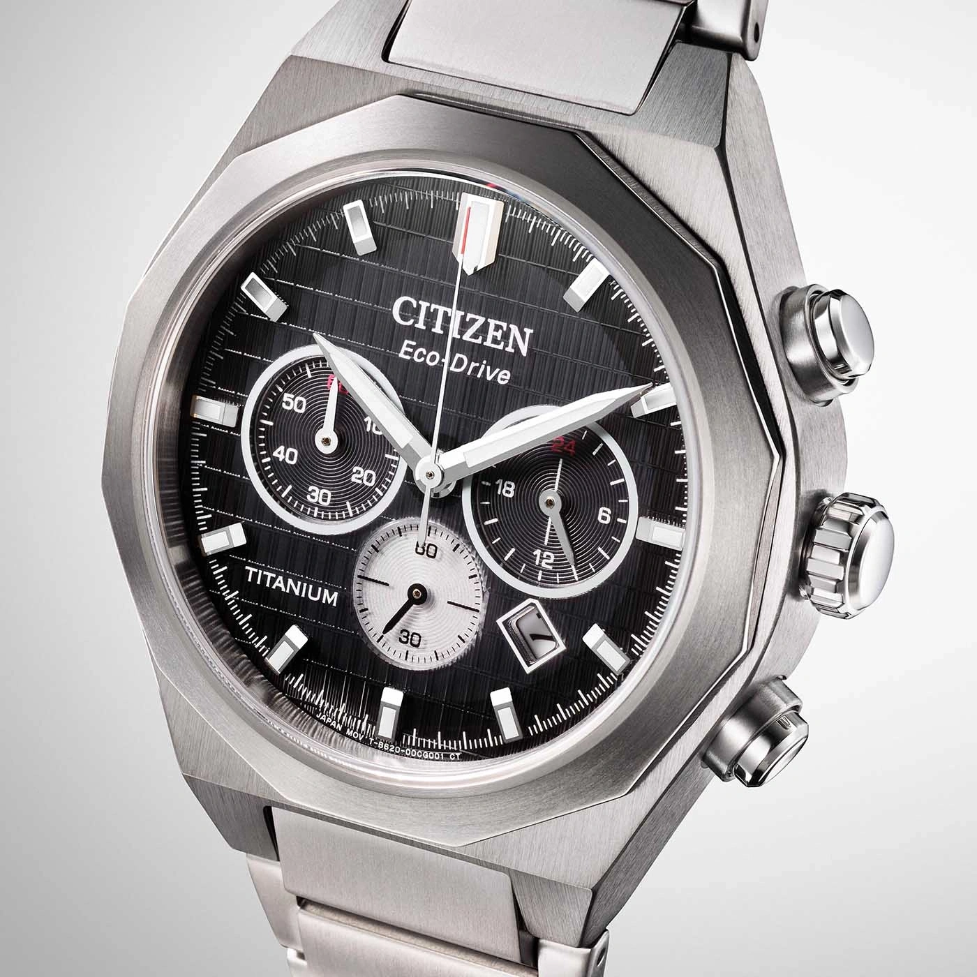 Citizen Eco-Drive horloge met zwarte wijzerplaat en titanium band, close-up.