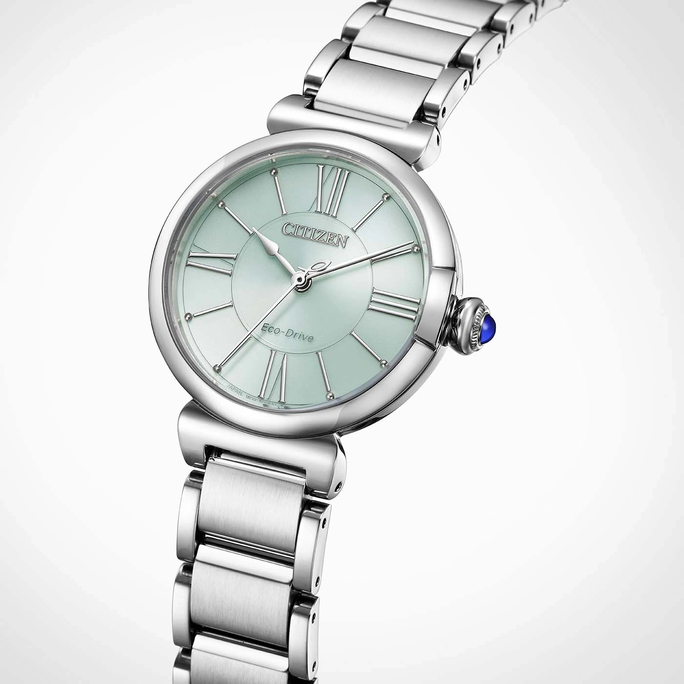 Een zilveren Citizen Eco-Drive horloge met een lichtgroene wijzerplaat en Romeinse cijfers.