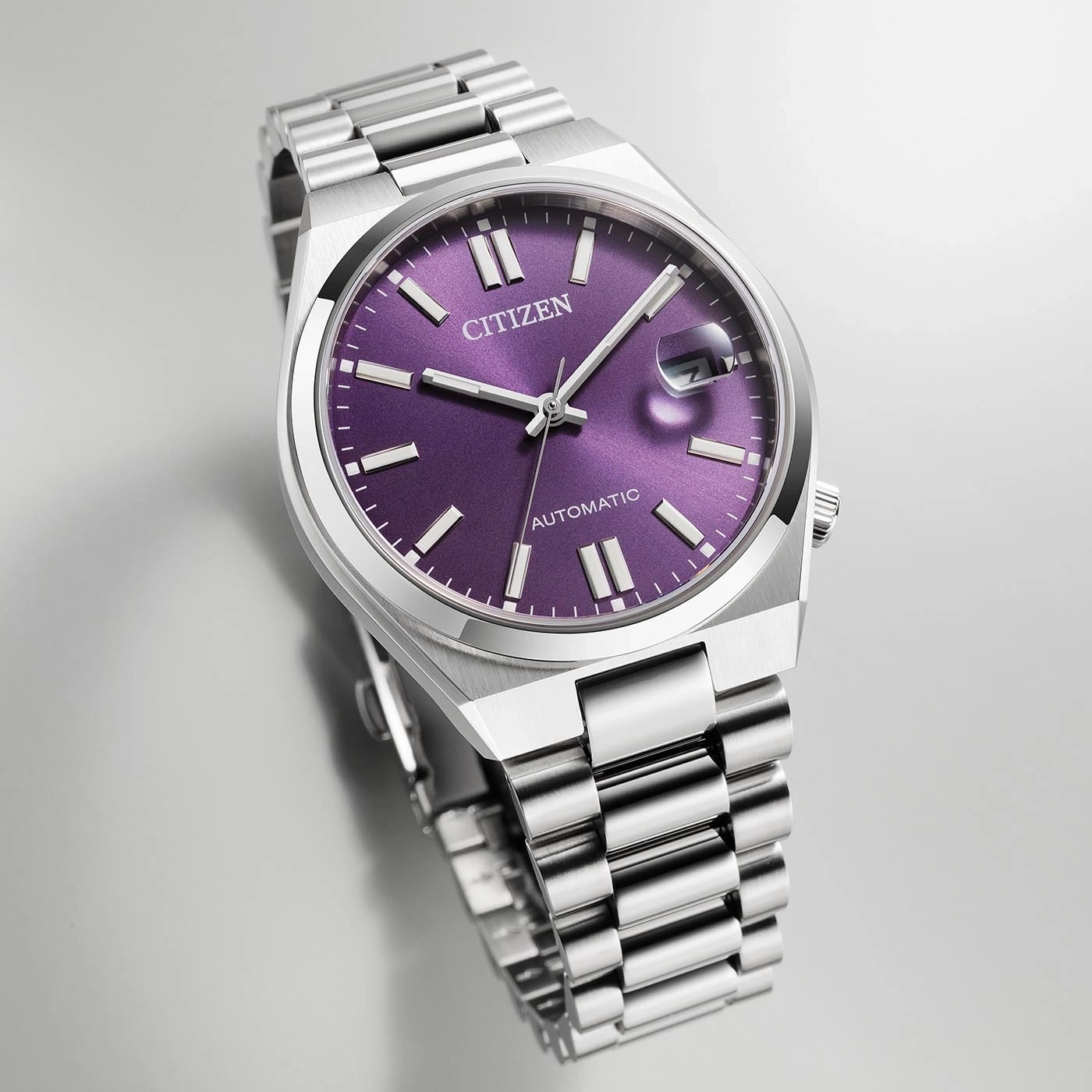 Citizen horloge met paarse wijzerplaat en zilveren band, elegant design.