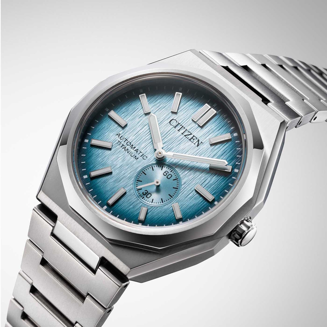 Citizen horloge met blauwe wijzerplaat en titanium band, automatisch uurwerk.