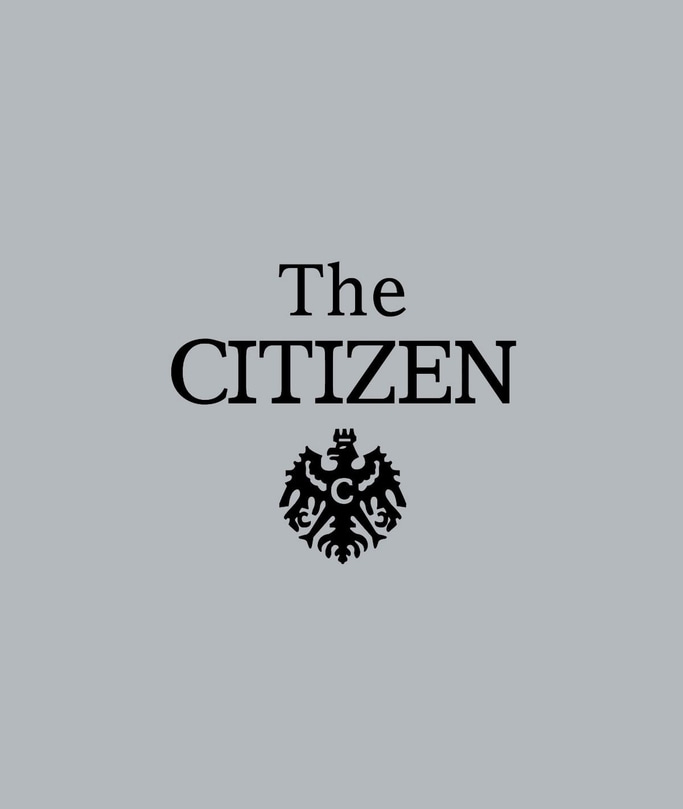 Het Citizen-logo op een grijze achtergrond, met een decoratief embleem.