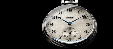 Close-up van een Citizen zakhorloge met een getextureerde wijzerplaat en blauwe wijzers.