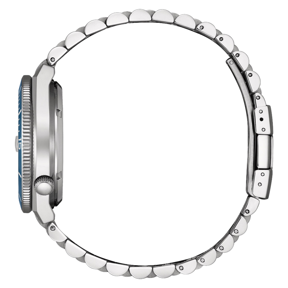 Zijaanzicht van een zilveren horloge met een blauwe wijzerplaat en metalen band.