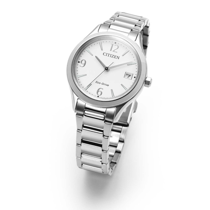 Een zilveren Citizen Eco-Drive horloge met een witte wijzerplaat en datumvenster.