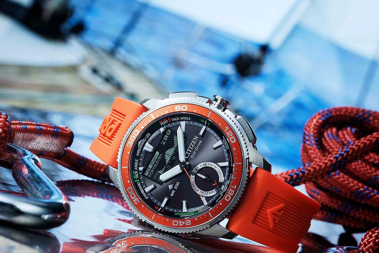 Citizen Eco-Drive horloge met oranje band en nautische elementen.