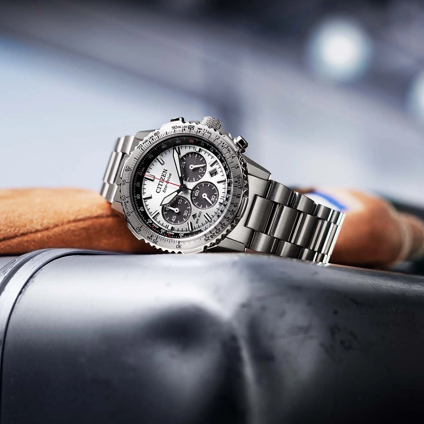 Citizen Eco-Drive horloge, zilver, zwarte wijzerplaten, gedetailleerde close-up, luxe accessoire.