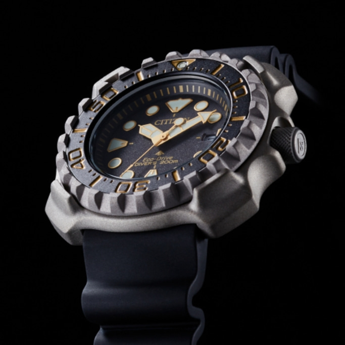 Close-up van een Citizen Eco-Drive duikershorloge met een zwarte band.