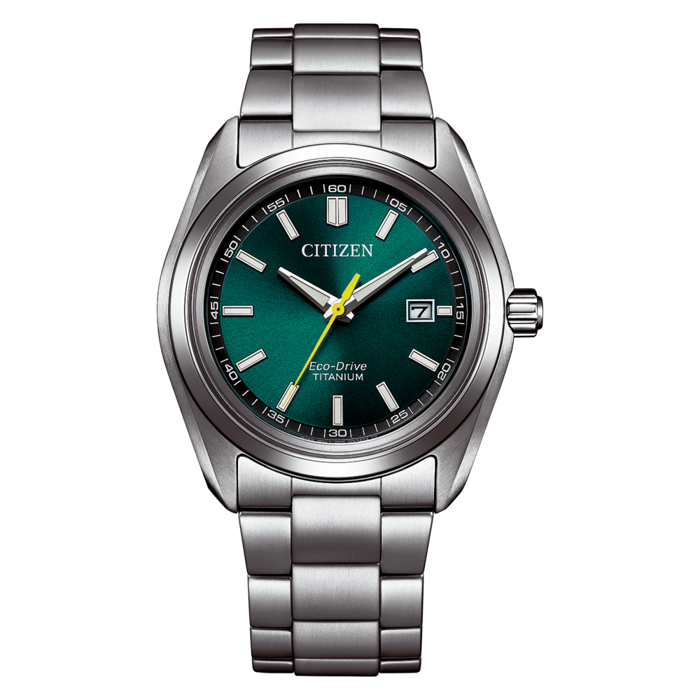 Close-up van een Citizen Eco-Drive titanium horloge met een groen wijzerplaat.