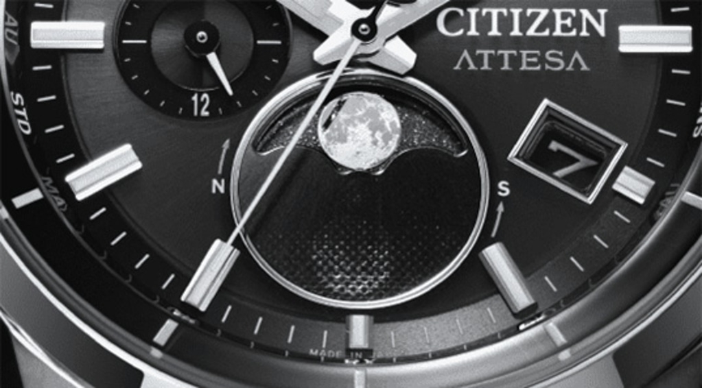 Close-up van een Citizen Attesa horloge met maanfase en datumweergave.