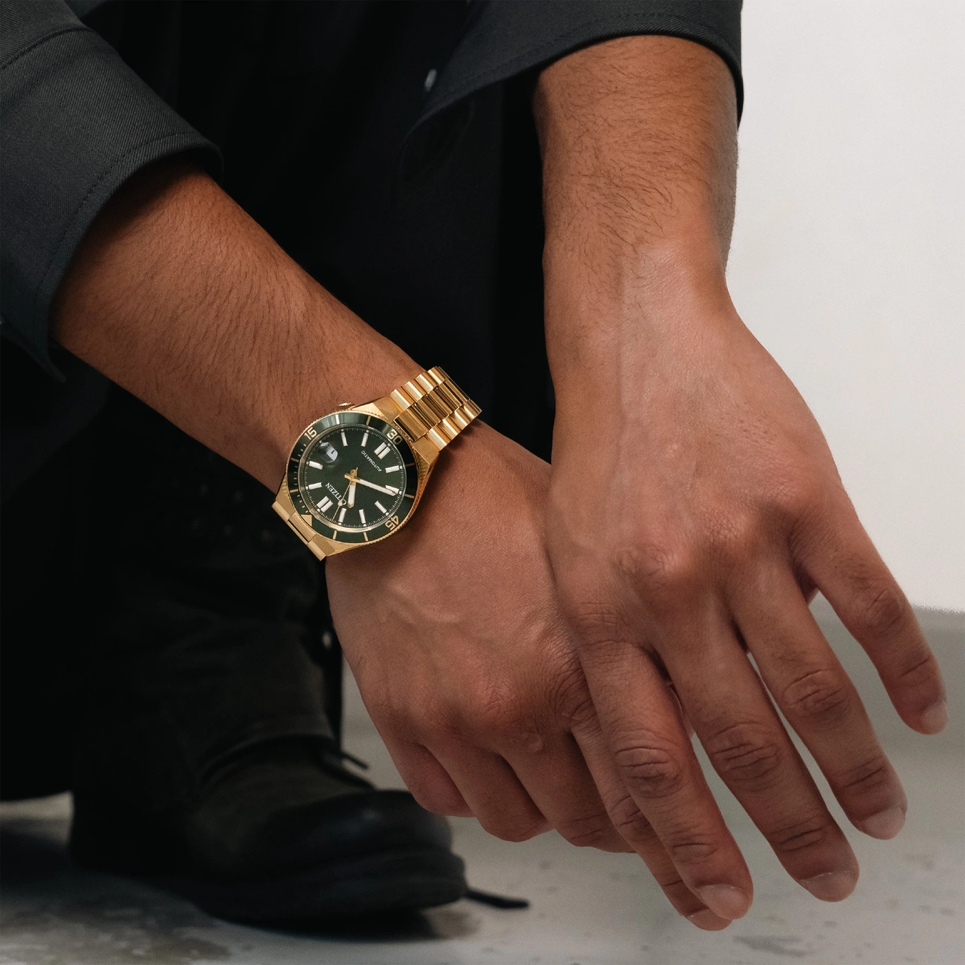 Man met een gouden horloge om zijn pols, close-up.