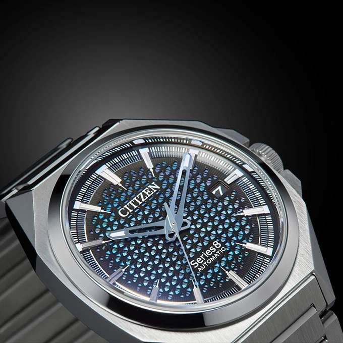 Citizen Series 8 automatische horloge met een blauw en zwarte wijzerplaat.