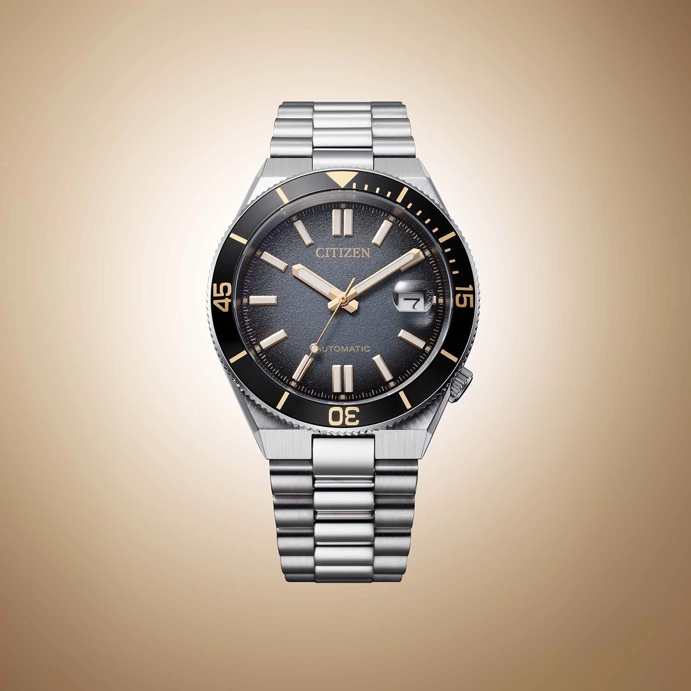 Een Citizen automatische duikhorloge met een grijze wijzerplaat en gouden accenten.