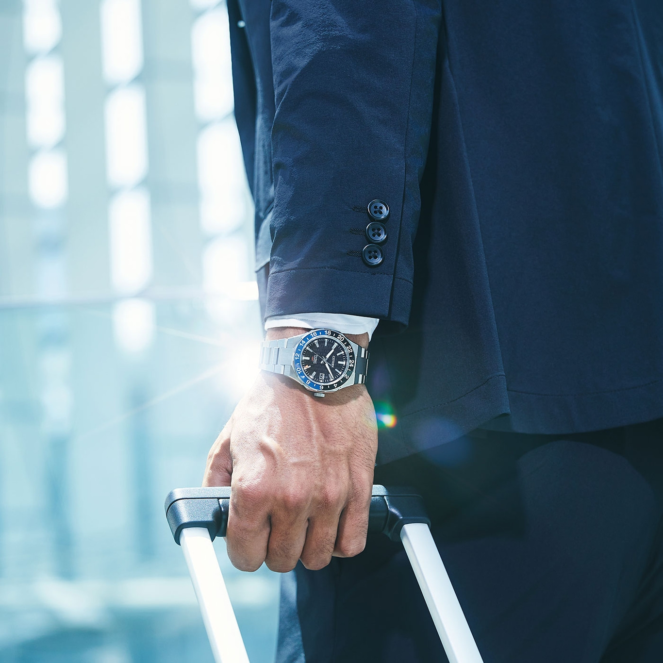 Man in pak met bagage, horloge, zakelijk concept, zakenreis, hand