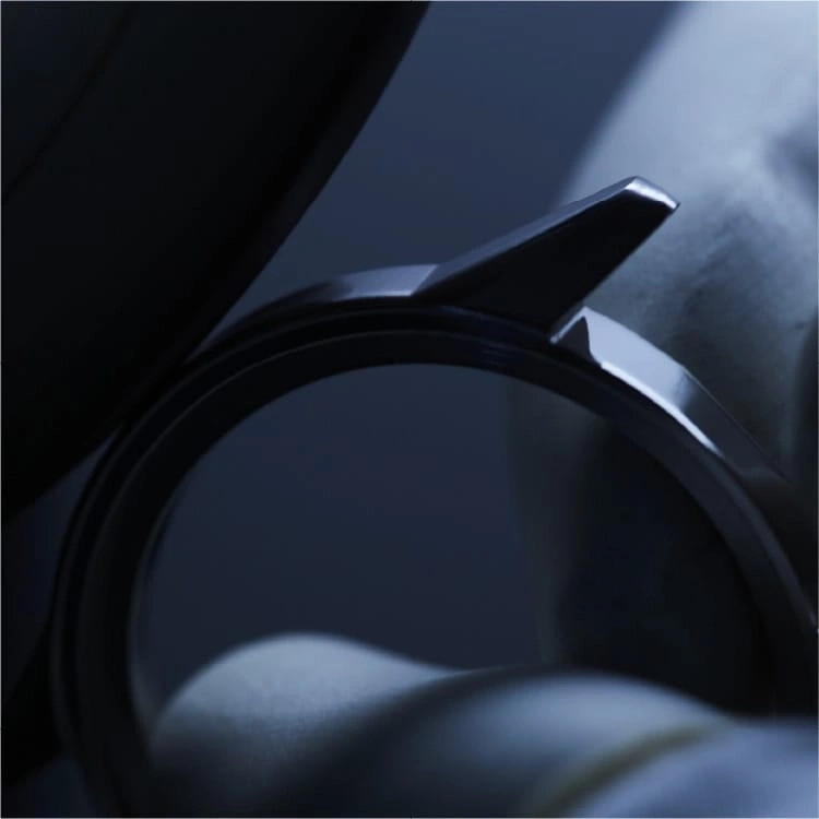 Close-up van een horloge met een glanzende metalen band en details.