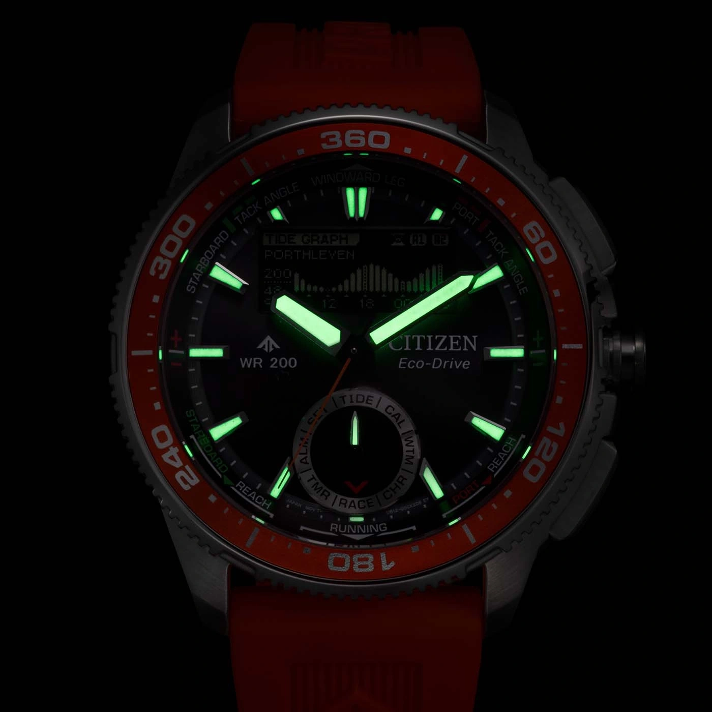 Close-up van een gloeiend Citizen Eco-Drive horloge met rode band en ring, met getijdengrafiek en andere details.
