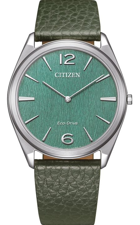 Citizen horloge met groene wijzerplaat en leren band, elegant design.