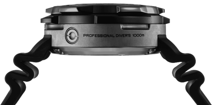 Close-up van een professioneel duikershorloge met zwarte band en tekst.