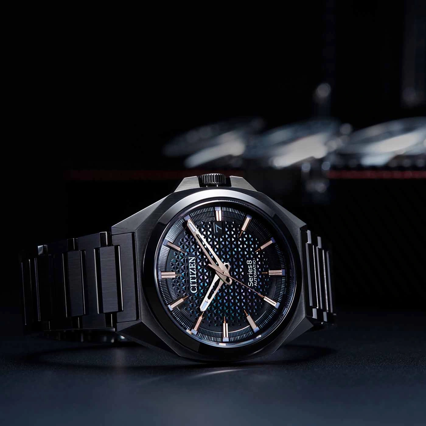 Zwart Citizen horloge met een patroon wijzerplaat en een zwarte armband.
