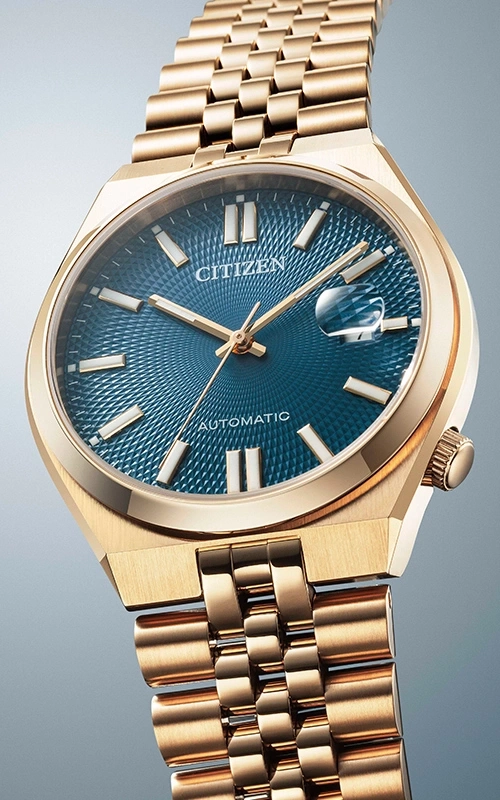 Gouden Citizen horloge met blauwe wijzerplaat en gouden armband.