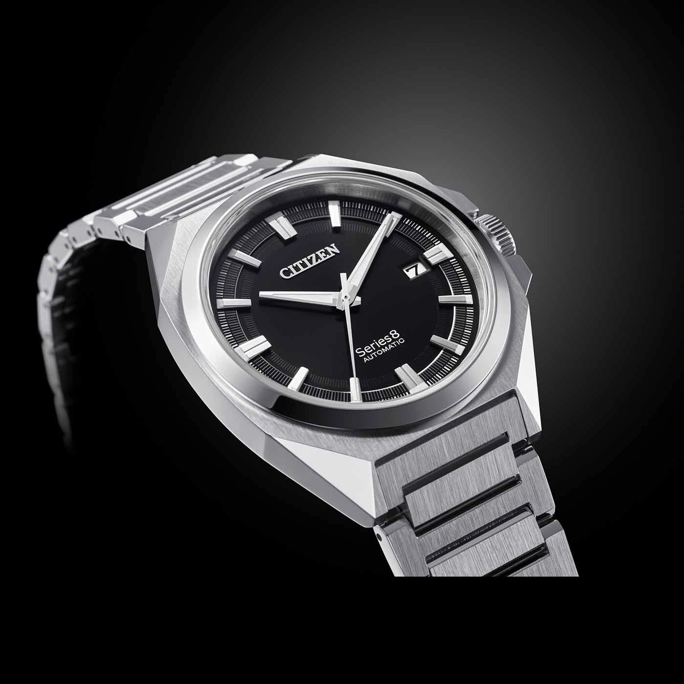 Citizen Series 8 automatisch horloge met zwarte wijzerplaat en zilveren armband