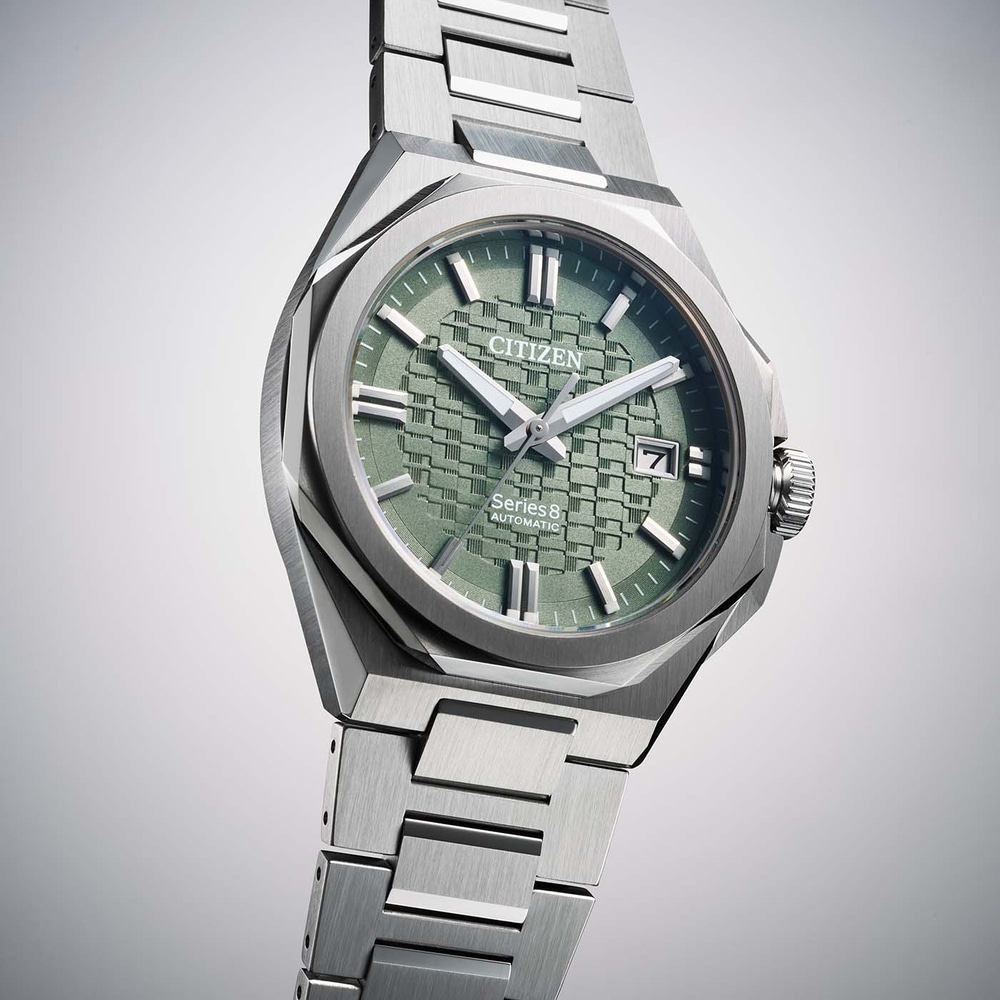 Close-up studiofoto van een Citizen Series 8 automatisch horloge met groen textuur wijzerplaat en roestvrijstalen band.