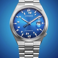 Close-up van een Citizen automatisch horloge met blauwe wijzerplaat en zilveren band.